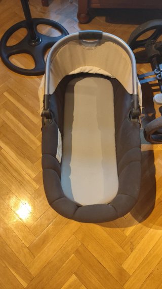 Carrito de bebé y silla de coche