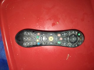 Televisión Samsung Negra, con mando a distancia