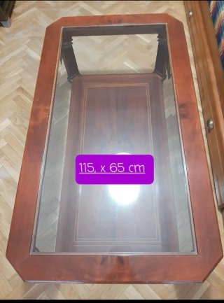 Mesa baja de madera con tapa de cristal