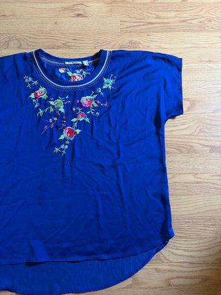 Blusa azul con bordado floral de Punto Roma
