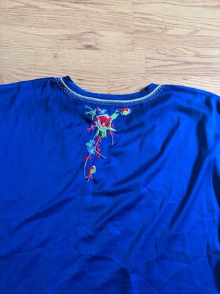 Blusa azul con bordado floral de Punto Roma