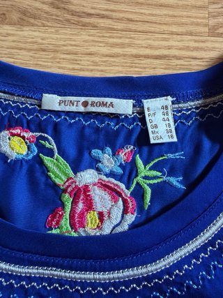 Blusa azul con bordado floral de Punto Roma