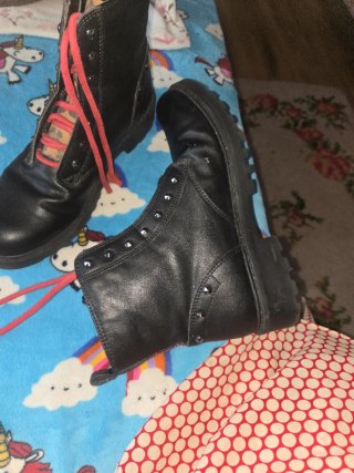 Botas Geox Negras con Cordones Rojos