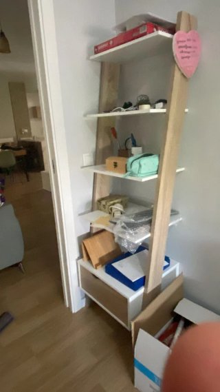 Estantería vertical de madera y blanco con cajon
