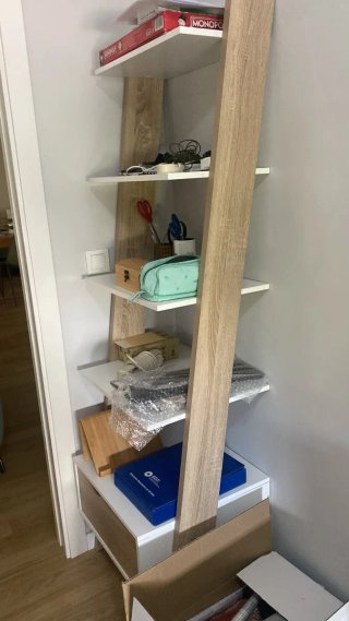Estantería vertical de madera y blanco con cajon