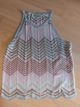 Top plateado y blanco zig-zag