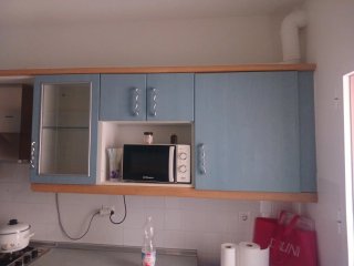 Muebles de cocina azul y blanco