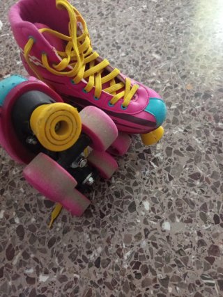 Patines rosas y amarillos