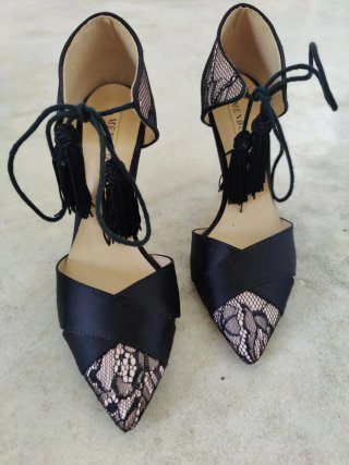 Zapatos de tacón negros con encaje