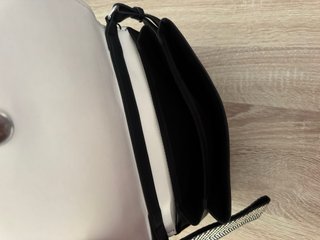 Bolso bandolera blanco y negro