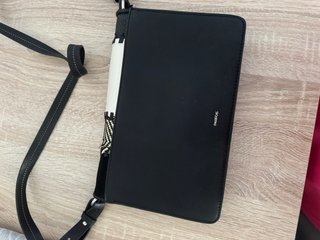 Bolso bandolera blanco y negro