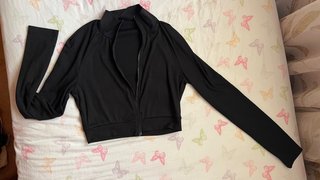Chaqueta deportiva corta negra cremallera