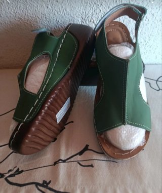 Sandalias verdes cómodas
