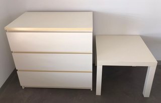 Cómoda y mesa auxiliar blanco.