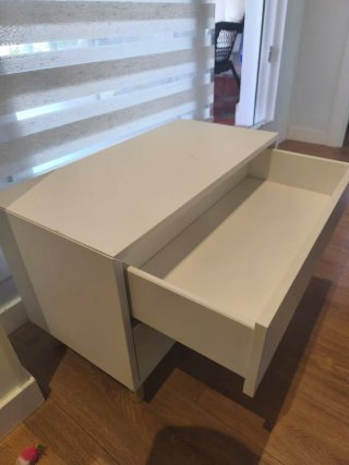 Muebles Eket Ikea con cajones blanco y rosa