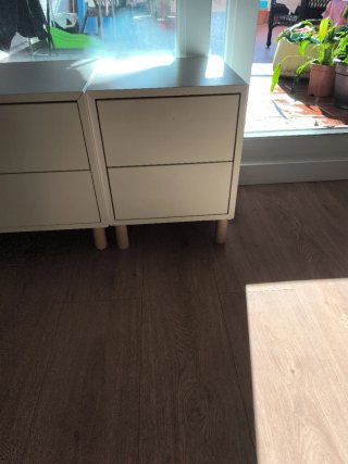 Muebles Eket Ikea con cajones blanco y rosa