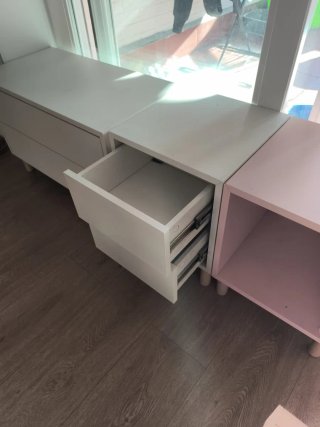 Muebles Eket Ikea con cajones blanco y rosa