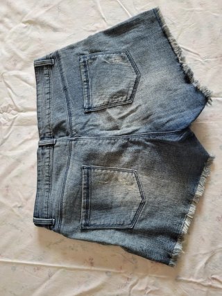 Pantalón corto vaquero desgastado