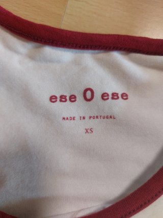 Camiseta blanca sin mangas con ribete