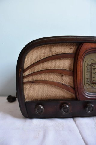 Antigua radio de madera