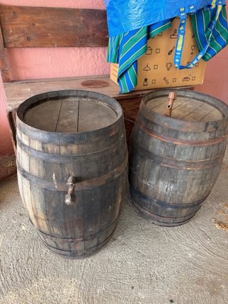 2 Barriles de madera con grifo