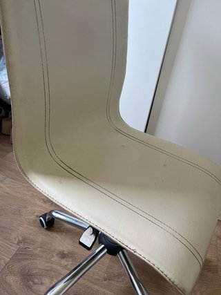 Silla Sklum beige ruedas