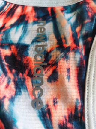 Top deportivo New Balance estampado