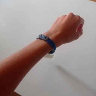 Pulsera artesanal flores azul y gris