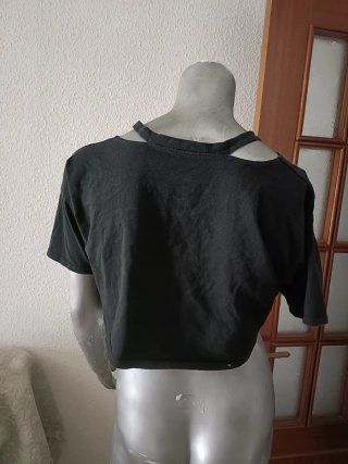 Crop top negro con rosa bordada