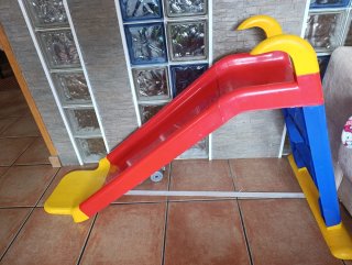 Tobogán infantil rojo y amarillo