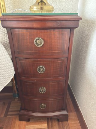 Cómoda madera detalles dorados y dos mesillas.
