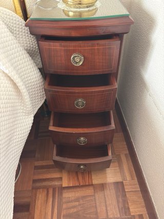Cómoda madera detalles dorados y dos mesillas.
