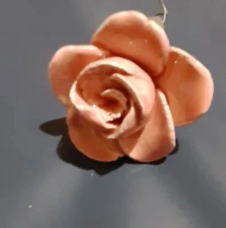 Lámpara de araña dorada y rosa