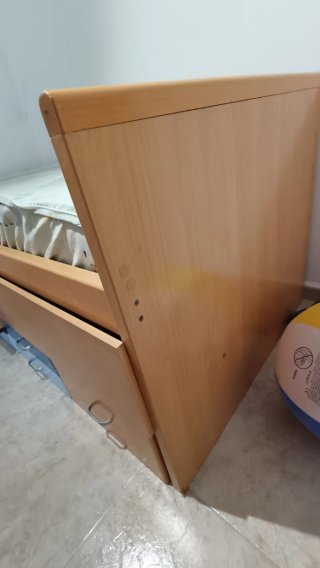 Cama infantil con mesita de noche