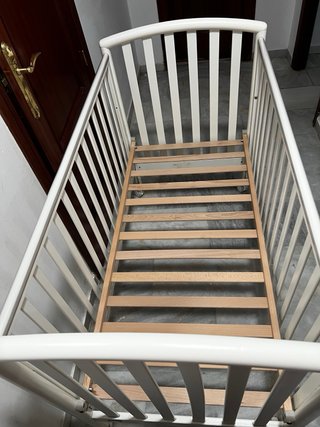 Cuna de bebé blanca con ruedas