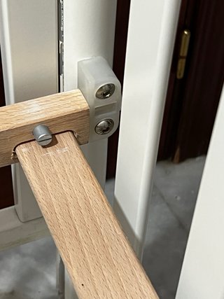 Cuna de bebé blanca con ruedas