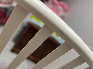 Cuna de bebé blanca con ruedas