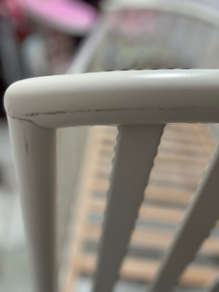 Cuna de bebé blanca con ruedas