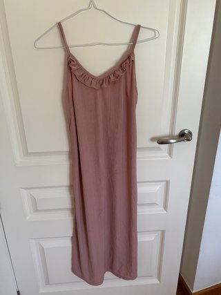 Vestido largo rosa con volantes