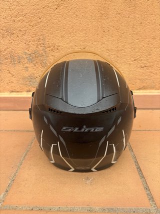 Casco de moto negro con visera