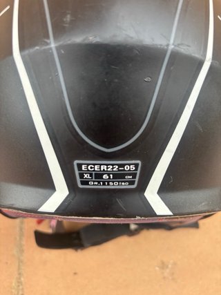 Casco de moto negro con visera