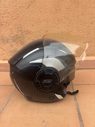 Casco de moto negro con visera