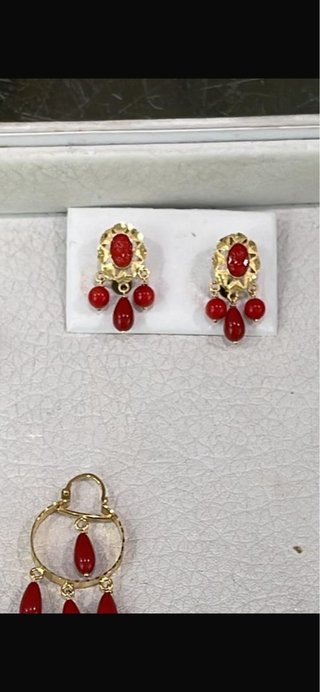 Pendientes coral rojo niña cierre tuerca oro 18 k