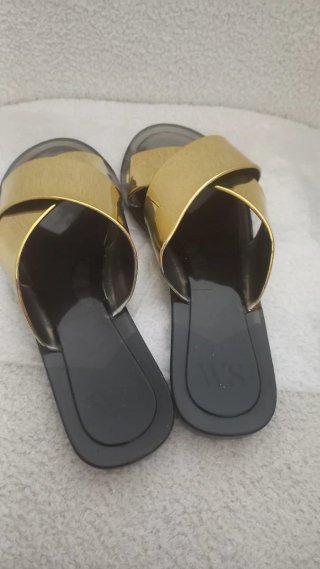 Chanclas doradas cruzadas