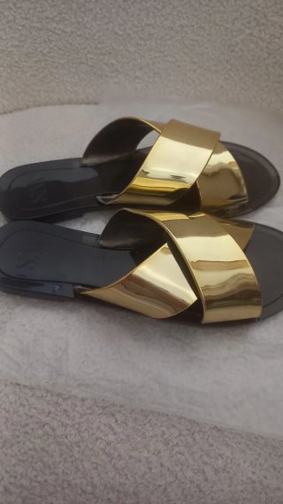 Chanclas doradas cruzadas