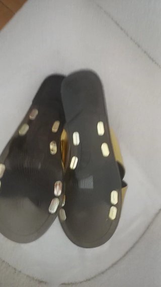 Chanclas doradas cruzadas