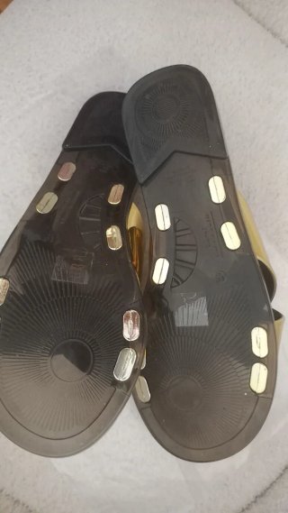 Chanclas doradas cruzadas