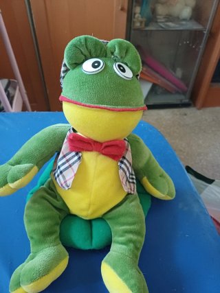 Rana de peluche verde con traje