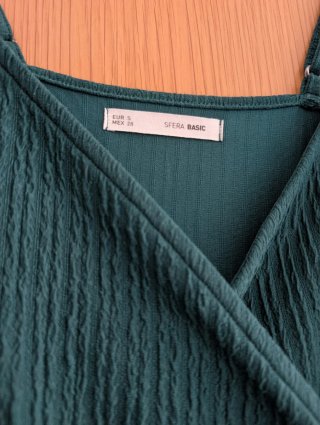 Vestido verde de verano con nudo