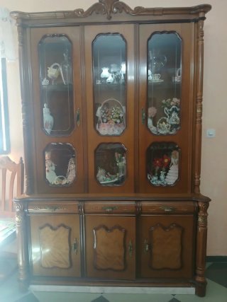 Mueble de madera con vitrinas 666997633